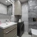 Luxury In The City-10-ksiezymlyn&galerialodzka Apartment