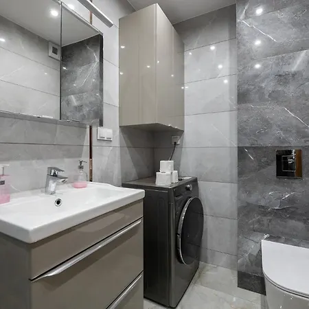 Luxury In The City-10-ksiezymlyn&galerialodzka Apartment